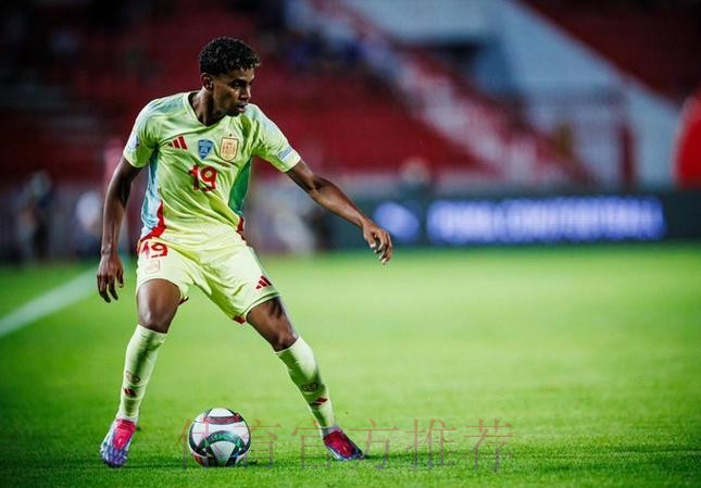 莱万:希望在国家德比展示进攻足球 尊重哈维的决定 莱万:希望在国家德比展示进攻足球 尊重哈维的决定